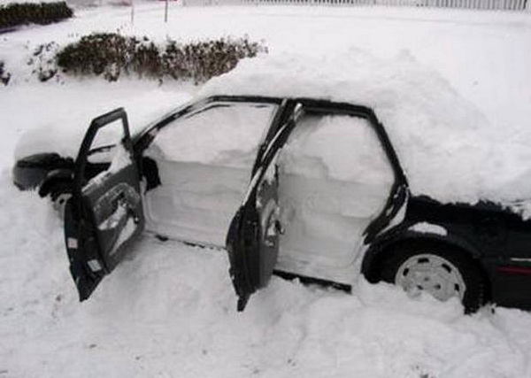 Автомобиль под снегом фото
