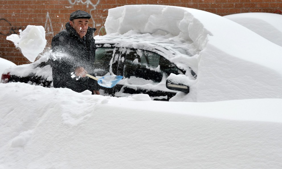 машина в снегу фото