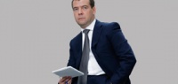 Медведева попросили поднять цены на бензин на 5 рублей